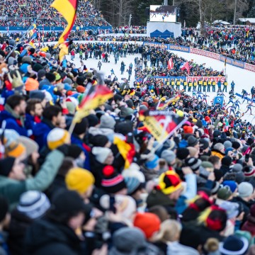 P1080909_fanousci_start_biatlonistky_stafeta_zen_sp_ruhpolding_2025_ps