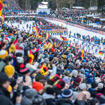 P1080918_fanousci_start_biatlonistky_stafeta_zen_sp_ruhpolding_2025_ps