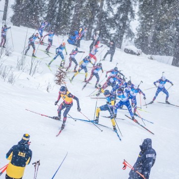 P1088744_biatloniste_hromadny_start_muzu_sp_pokljuka_2025_ps