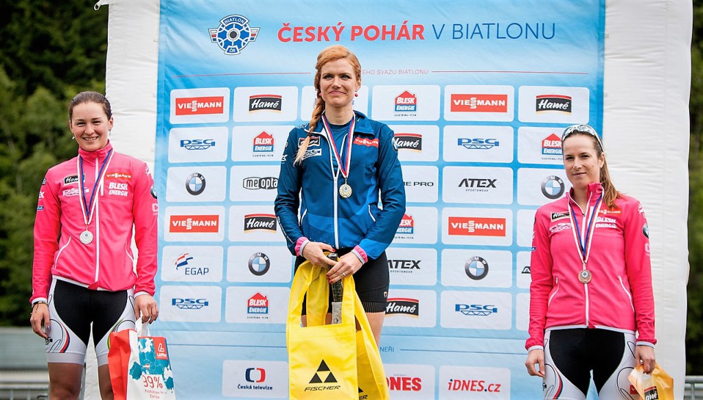 Stupně vítězek MČR v biatlonu na horských kolech 2016. Gabriela Koukalová má po pravici Veroniku Vítkovou a po levici Leu Johanidesovou.