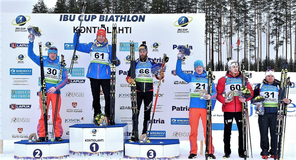 Ondřej Moravec na stupních vítězů po svém prvenství ve vytrvalostním závodě IBU Cupu v Kontiolahti